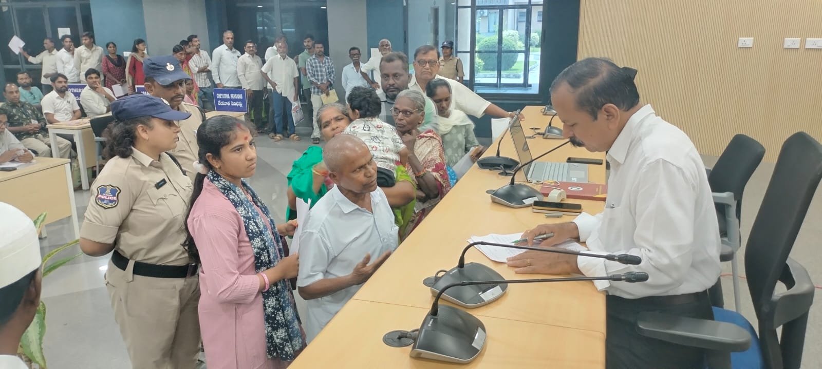 *ప్రజావాణి కార్యక్రమంలో పాల్గొని ప్రజల నుండి దరఖాస్తులు స్వీకరించిన అదనపు కలెక్టర్
